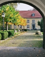 Torbogen mit Blick auf den nördlichen Abteiflügel (Klostercafe)